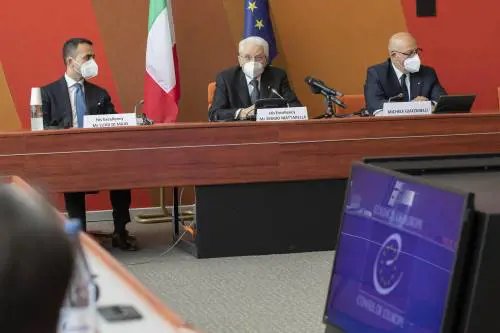 Mattarella al Consiglio Ue: "Putin fuori dalle regole. Serve un modello Helsinki"