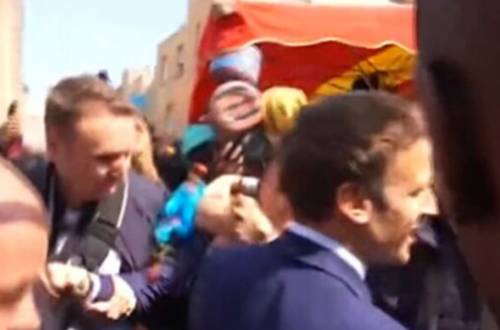 Pomodori contro Macron: cosa è successo alla sua prima uscita pubblica