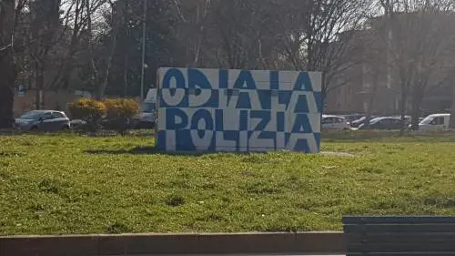 "Odia la polizia". Il murale choc che non indigna la sinistra