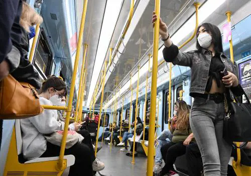 Mascherine obbligatorie: Ffp2 fino a metà giugno in scuole, cinema e treni