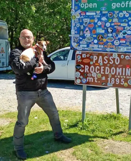 Uccide il vicino in strada e ferisce la moglie dopo la lite per il cane
