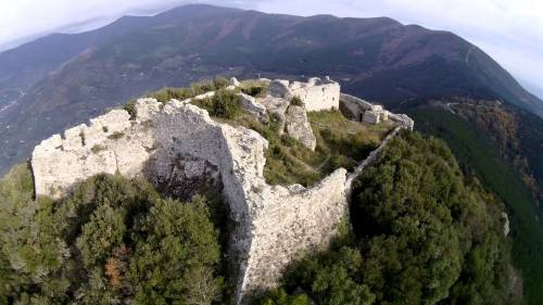Eremiti, fortezze e passaggi segreti sul Monte Pisano