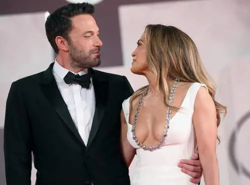 "È sottomissione". J.Lo nel mirino per aver scelto il cognome del marito