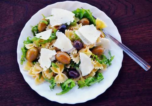 Pranzo sotto l'ombrellone: 5 insalate di pasta fredda per l'estate