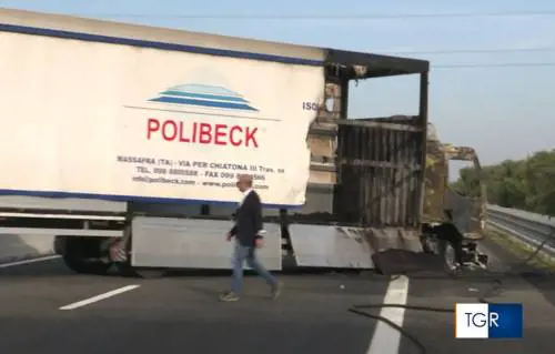 Spari, fiamme, "spumablock": sulla A14 l'assalto da film al portavalori