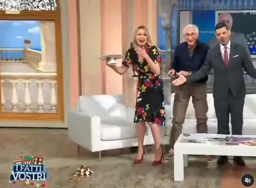 Disastro ai Fatti vostri: Anna Falchi fa cadere la torta in diretta 