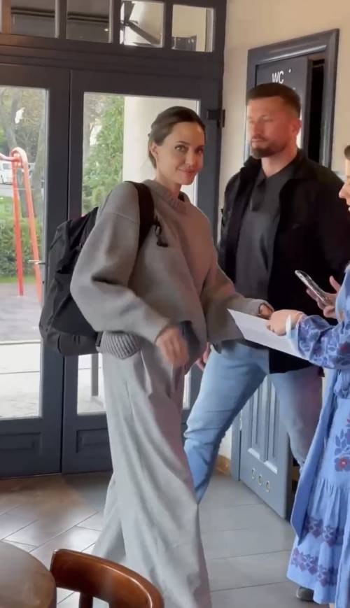 Look casual e grande zaino sulle spalle: Angelina Jolie in visita a Leopoli