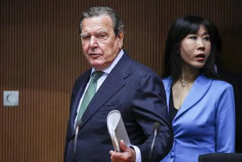 Schroeder si salva e resta aggrappato all'Spd. "Gli affari con Putin non sono contro le regole"