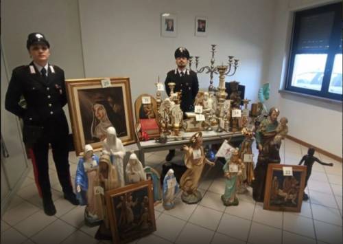 Gli oggetti trafugati dalle chiese toscane rinvenuti nell'abitazione del presunto ricettatore rumeno