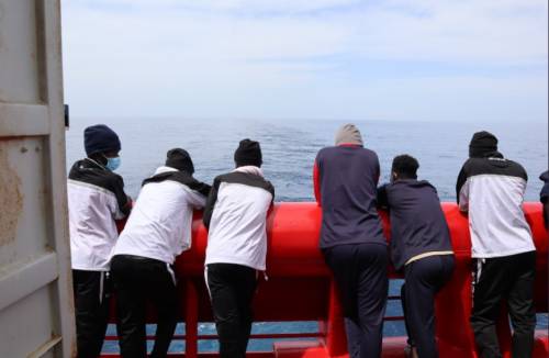 Geo Barents verso Augusta, Ocean Viking in pressing: arrivano quasi 400 migranti