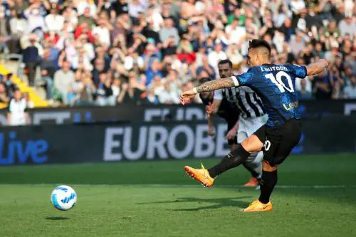 Lautaro prende il palo su rigore e poi segna: ecco perché la rete è da convalidare