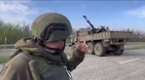 Simula un'azione militare ma il giornalista russo si dimentica di tagliare il video