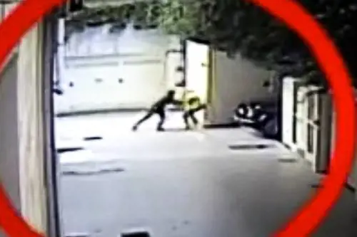 Pedinato, poi picchiato e derubato dell'orologio. Li prendono dopo 2 anni