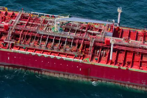 È carica di petrolio russo. Ma la nave vuol attraccare in Spagna