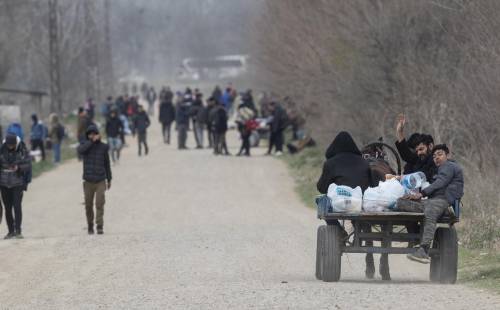 Continua la guerra dei migranti tra Grecia e Turchia (e l'Europa paga)