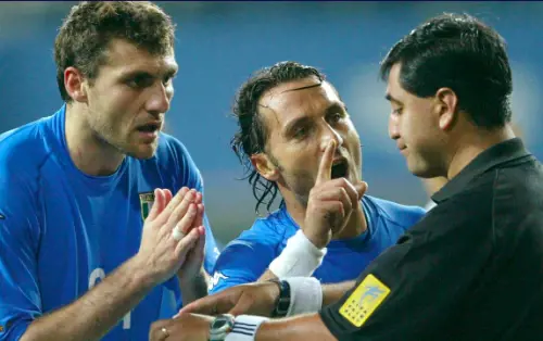 Bobo Vieri e Di Livio contestano l'arbitro Byron Moreno 