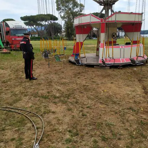 Giro da incubo sulla giostra: si rompe un palo, ferito gravemente un 15enne