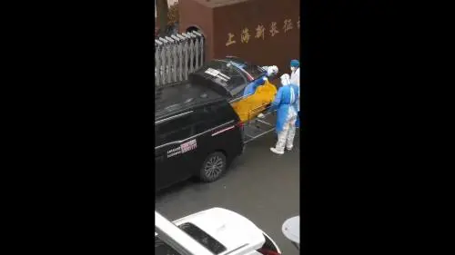 Shanghai, morto e "risorto" per l'ansia da Covid-19