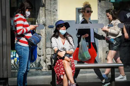 Via l'obbligo, ma la mascherina resiste