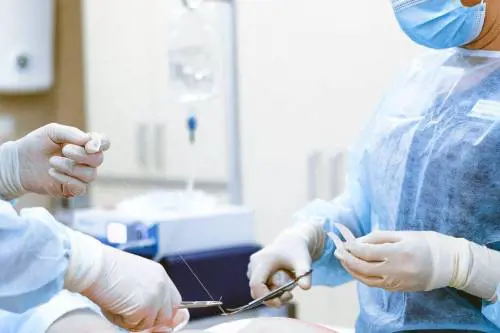 Chirurgo firma ma in sala operatoria non c'è: è a sciare