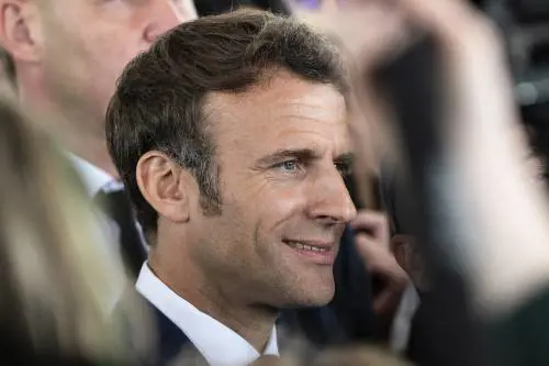 Assedio da destra e sinistra: perché Macron ora rischia
