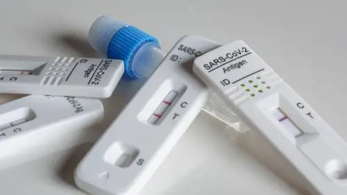 Covid, le medicine da assumere a casa per combattere Omicron