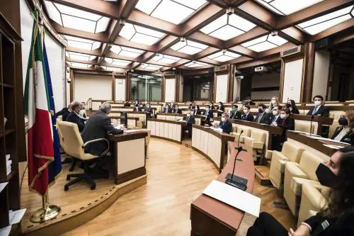 Dimissioni di massa per rimuovere Petrocelli: caos nel governo