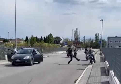 Gare clandestine, il vigile tenta di bloccare lo scooter con un calcio