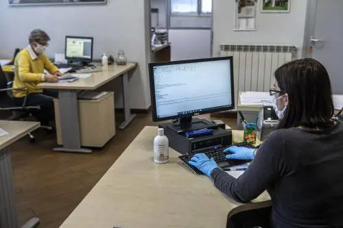 "Salvare il turismo". L'assessore Pd vuole rimetterci la mascherina