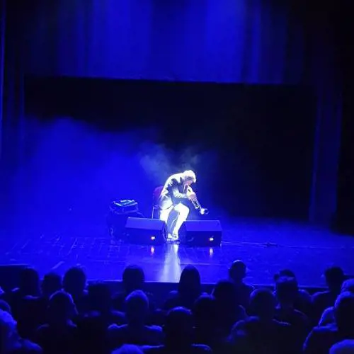 Una tromba, un palco spoglio e tanta magia: la lezione dell’"affollato" “A solo” di Paolo Fresu