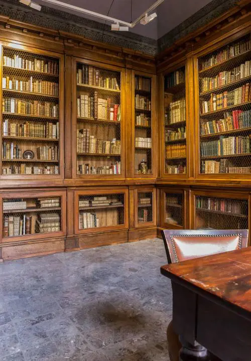 Mostri, pipe, libri diabolici. Nella stanza segreta del "prof" Umberto Eco
