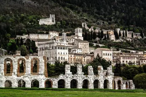 Gubbio, fascino e architettura nella "città dei matti"