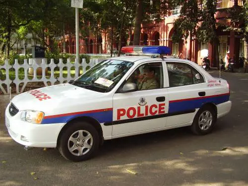 India, 13enne denuncia uno stupro e viene violentata dal poliziotto
