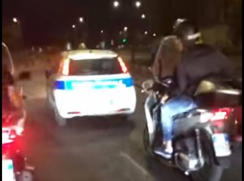Offese e provocazioni, la gang in scooter "insegue" i vigili
