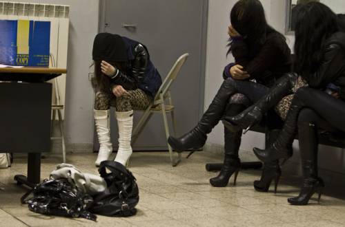 Alcune prostitute nell'atto di formalizzare una denuncia (foto di repertorio)