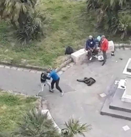Zuffa tra senzatetto in pieno centro: il video diventa virale sui social