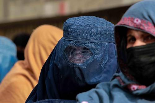Le donne afghane tornano al Medioevo. L'obbligo talebano di indossare il burqa