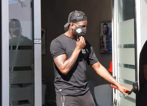 Balotelli e il finto stupro. Il piano dell'avvocato: "Mi compro due Ferrari"