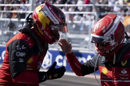 A Miami è spettacolo Ferrari. Leclerc e Sainz in prima fila