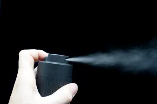 Spruzzava spray sulla figlia: rimandata a casa