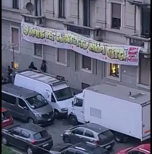A Milano si festeggia l'abusivismo nel silenzio della sinistra