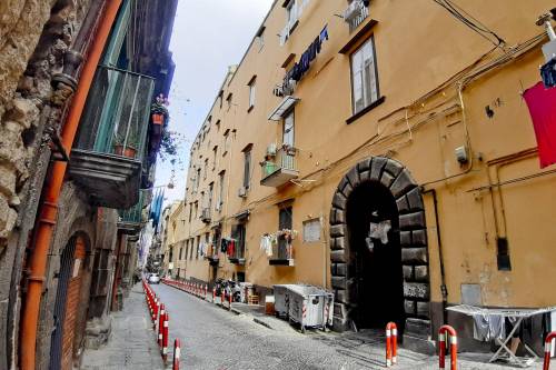 Napoli, occupano abusivamente la casa di una novantenne: ora la ristrutturano