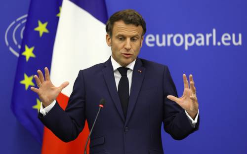 L'ultima sfida a Macron. È il rosso Mélenchon il "diavolo" nelle urne