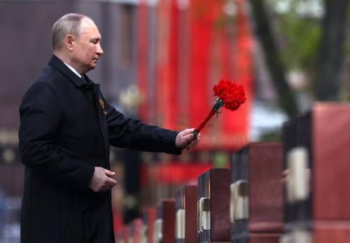 Mosca abbandona i suoi morti. "I cadaveri lasciati per terra. Migliaia di corpi nei treni-frigo"