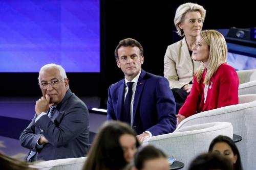 Macron detta la linea Ue: "Non si umilia la Russia. Sui negoziati decide Kiev"