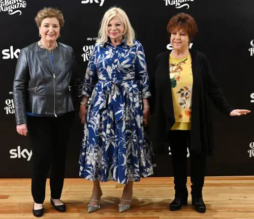 Sandra Milo, Orietta Berti e Mara Maionchi. "Quelle brave ragazze" su un van in rosa