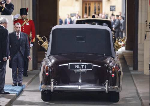 La Corona arriva da sola al Parlamento inglese