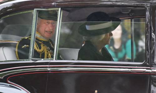 Dopo la rinuncia della Regina, Carlo debutta a Westminster