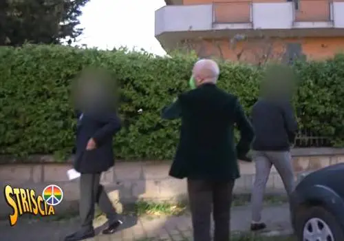 "Ti trovo un lavoro". E Striscia smaschera la truffa