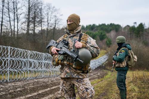 Lukashenko mobilita le truppe: è alta tensione lungo il confine